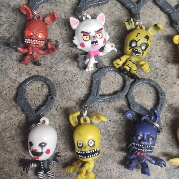 5 Five Nights at Freddy's Keychain lot of 13 pieces - Picture 3 of 3